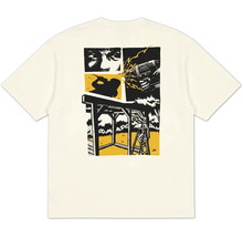Cremeweißes T-Shirt mit Grafik-Print auf dem Rücken, der eine Baustellenszene mit Werkzeug und Holzkonstruktion zeigt.