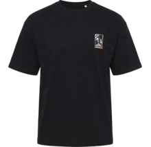 Schwarzes T-Shirt mit Rundhalsausschnitt und kleinem Grafik-Patch auf der Brust.