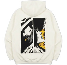 Weißer Kapuzenpullover mit Grafikprint auf dem Rücken, der einen bärtigen Mann und eine Frau mit einer gelben Bohrmaschine zeigt.