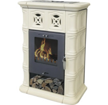 Kaminofen mit Keramikverkleidung und integriertem Holzlagerfach in klassischem Design