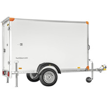 Humbaur Einachs-Kofferanhänger mit weißem Aufbau, Heckstützen und Stützrad für den sicheren Transport.