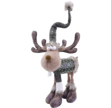 Weihnachtsdekoration Rentier aus grauem Filz mit grünem gemustertem Pullover, langer Mütze und Kunstfellbesatz.