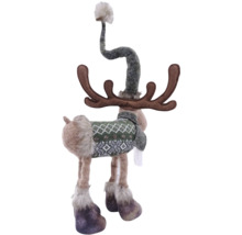 Dekorative Rentierfigur aus Stoff mit gemustertem Pullover, Schal und Geweih.