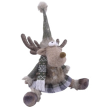 Weihnachtsfigur Rentier aus Plüsch mit Haube, Schal und Geweih, sitzend