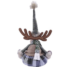 Weihnachtsfigur Rentier aus Stoff mit Geweih, langer Mütze und Schal, Ansicht von hinten.