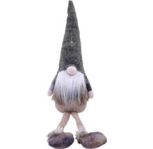 Dekorativer Weihnachtswichtel aus Filz und Stoff mit spitzer Mütze, gestickter Schneeflocke, langem Bart und Schlenkerbeinen mit Stiefeln.
