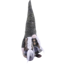 Weihnachtsgnom aus Filz mit Zöpfen, hohem spitzem Hut mit Schneeflocken-Stickerei und kariertem Rock.