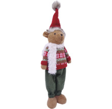 Stehende Dekofigur Bär aus Plüsch mit roter Strickmütze, gemustertem Strickpullover, grüner Hose und weißem flauschigem Schal.