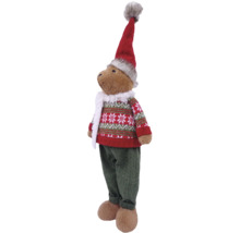 Plüsch-Teddybär in winterlicher Kleidung mit roter Zipfelmütze, gemustertem Pullover und grüner Hose. Weihnachtsdekoration zum Hinstellen.