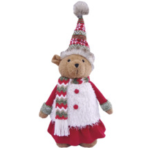 Weihnachtsdekoration Teddybär aus Plüsch mit Strickmütze, Schal und rotem Kleid mit weißem Kunstfell.