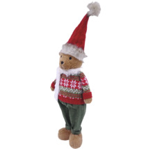Weihnachts-Teddybär mit roter Zipfelmütze, gemustertem Strickpullover, grüner Hose und weißem Schal.