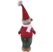 Weihnachtsfigur Bär aus Plüsch von hinten mit roter Zipfelmütze, rotem Pullover, weißem Schal und grüner Hose.