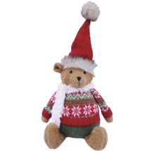 Weihnachtlicher Teddybär mit roter Zipfelmütze, weißem Schal und rot-grünem Strickpullover mit Schneeflockenmuster.