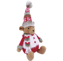 Sitzender Plüsch-Teddybär mit rot-weißer Zipfelmütze, Schal und rotem Pullover.