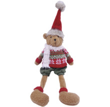 Weihnachts-Plüschbär mit roter Nikolausmütze, gemustertem Strickpullover, grüner Hose und weißem Schal.