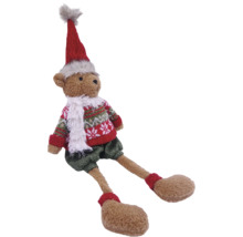 Plüsch-Teddybär als Weihnachtsfigur mit roter Zipfelmütze, gemustertem Strickpullover, weißem Schal und grüner Hose.