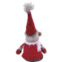 Rückansicht eines Plüsch-Weihnachtswichtels mit roter Strickmütze mit Pelzpompon und passendem Pullover.