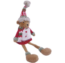 Sitzender Plüsch-Teddybär in Winterkleidung mit Zipfelmütze, Schal und rotem Kleid.