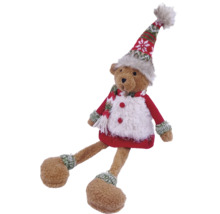 Weihnachts-Stoffbär mit Zipfelmütze, Schal und rotem Pullover.