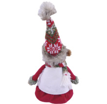 Weihnachts-Dekofigur mit rot-grün gestrickter Zipfelmütze, Schal und weißem Gewand mit Kunstfell-Besatz.
