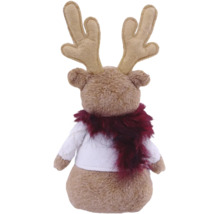 Rückansicht einer Rentier-Plüschfigur mit Geweih, weißem Pullover und flauschigem dunkelrotem Schal.
