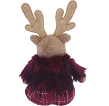 Weihnachtsfigur Rentier von hinten mit beigem Kopf, dunkelrotem Kunstfellmantel und kariertem Stoff.