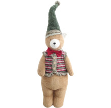 Plüsch-Teddybär mit spitzer Mütze, gemusterter Weste mit Knöpfen und einer Fliege.