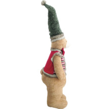 Stehender Plüschbär Weihnachtsdekoration mit hoher spitzer Mütze und roter Weste.