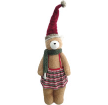 Plüsch-Teddybär im Weihnachtsoutfit mit langer roter Zipfelmütze, grünem Schal und gemustertem Kleid.