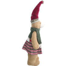 Stehender Plüsch-Teddybär mit langer Zipfelmütze, Schal und gemustertem Rock als Weihnachtsdekoration.