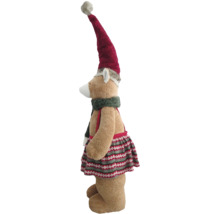 Plüschbär als Weihnachtsdekoration, stehend mit langer Zipfelmütze, Schal und gemustertem Rock.