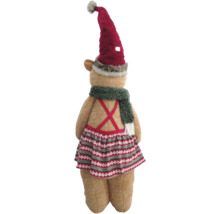 Weihnachts-Stoffbär Rückansicht mit Zipfelmütze, Schal und gemustertem Rock mit Trägern.