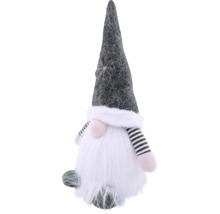 Weihnachts-Wichtel mit grauer Filzmütze, weißem Bart, rosa Nase und schwarz-weiß gestreiften Armen.