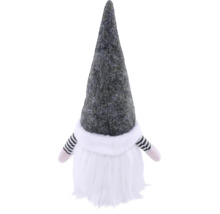 Weihnachtsgnom Dekofigur mit grauer Filzmütze, weißem Bart und gestreiften Armen aus Stoff.