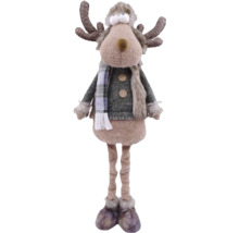 Plüsch-Elch Dekofigur mit langen Beinen, Schal, Mütze und Pullover für die Weihnachtsdekoration.