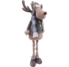 Stehende Weihnachtsdekoration Elch aus Plüsch mit Geweih, Wintermütze, Schal und Jacke.