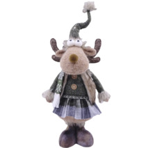 Weihnachtsdekoration Rentier-Plüschfigur mit spitzer Mütze, Schal und kariertem Rock.