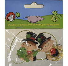 Zwei Anhänger in Form von Schornsteinfegern als Glücksbringer mit Kleeblatt und Hufeisen in Kunststoffverpackung