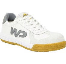 Weißer Workpower Sicherheitsschuh im Sneaker-Design mit Schnürung, verstärkter Zehenkappe, Gummisohle und Workpower Logo.