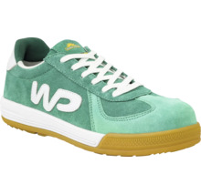 Grüner Work Power Sicherheitsschuh in Sneaker-Optik aus Wildleder mit weißen Schnürsenkeln und Work Power Logo.