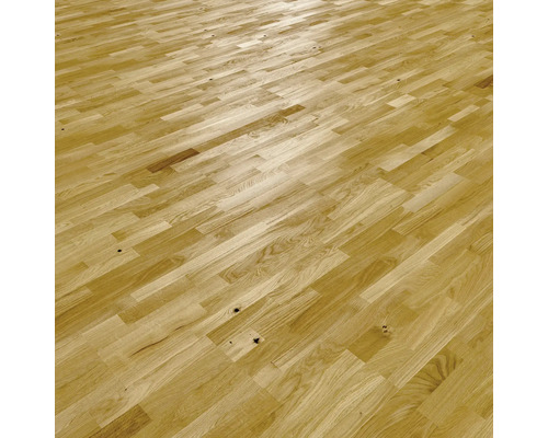 Parkettboden Eiche im Schiffsboden-Design mit sichtbarer Holzmaserung und kleinen Astlöchern.