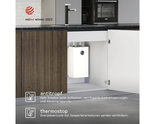 Kleinspeicher im Küchenunterschrank unter einer Spüle mit Armatur, Red Dot Winner 2023 Logo, Funktionen Antitropf und Thermostop.