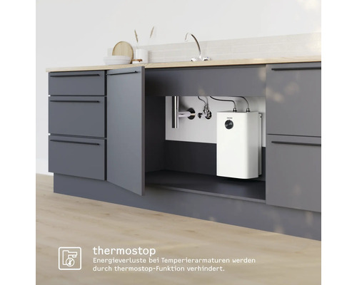 Untertisch-Warmwasserspeicher in einem modernen Küchenunterschrank mit Thermostop-Funktion zur Vermeidung von Energieverlusten.
