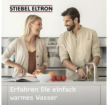 Stiebel Eltron Logo. Paar in heller, moderner Küche beim Gemüsewaschen und Schneiden. Text: Erfahren Sie einfach warmes Wasser.
