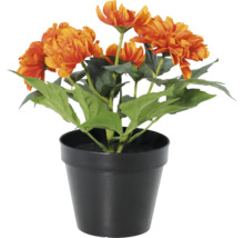 Künstliche orangefarbene Blumen im schwarzen Kunststofftopf