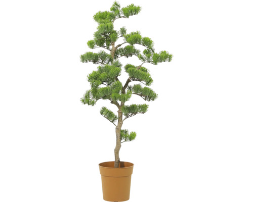 Künstlicher Nadelbaum in Bonsai-Form im braunen Kunststofftopf.