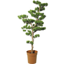 Künstlicher Bonsai-Baum mit grünen Nadeln in einem terracottafarbenen Kunststofftopf.