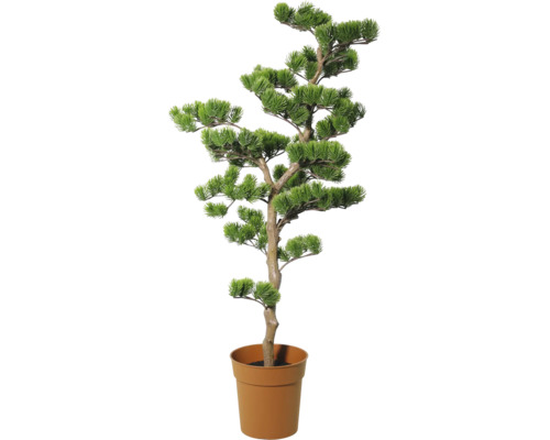 Künstlicher Bonsai-Baum mit grünen Nadeln in einem terracottafarbenen Kunststofftopf.