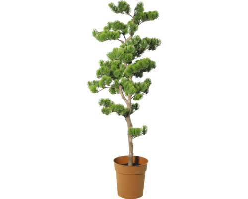 Künstlicher Bonsai-Baum in Kiefernoptik mit grünen Nadeln in einem braunen Topf.