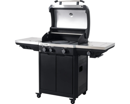Gasgrill Spectra aus Edelstahl und Metall mit geöffnetem Deckel, vier Drehreglern, Seitenablagen und Unterschrank auf Rollen.